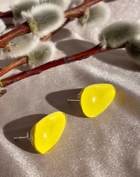 Glass button earrings yellow